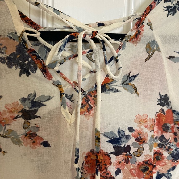 Floral blouse. - Picture 6 of 6